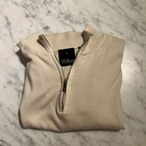 Oscar Jacobsson Quarter Zip - Dundersnygg HalfZip från klassmärket Oscar Jacobsson🎶 Ljus beige färg som passar perfekt till sommaren! 🥳 Strlk Medium 🐺Köpt på NK för 1600! Inga skador eller liknande✌️ Hör av dig vid frågor🙌🙌
