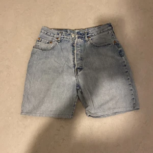 Levis jorts  - Ett par feta hyffsat baggy beroende på längd Jorts från Levis äkta. Pris kan diskuteras!!!