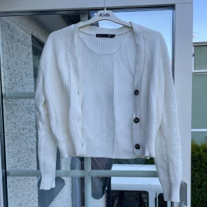 Stickad kofta - Stickad kofta från Lager157 i använt skick Storlek M Skickar mer bilder om de efterfrågas Fraktkostnad tillkommer 💕