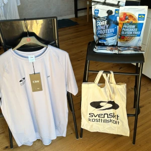 ICANIWILL tränings Tshirt + kosttillskott - brand new - Tshirt storlek Large, ICanIWill, grå-silver  +kosttillskott och bars helt nya såklart.  Nypris: 707kr Mitt pris: 359kr 