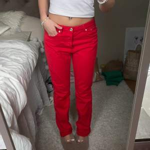 Röda jeans i straight passform. Jag är 176 cm❤️ Använda 1 gång 