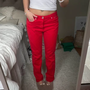 Långa röda jeans - Röda jeans i straight passform. Jag är 176 cm❤️ Använda 1 gång 