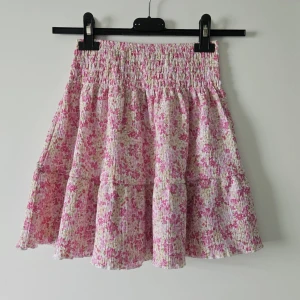 Smock skirt Gina Tricot rosa, stl xxs - Gina Tricot kjol, stl xxs. God kvalité, från damavdelningen. Jättefint skick, nypris 359 kr. Säljes för 200 kr, pris går att diskutera vid smidig affär.