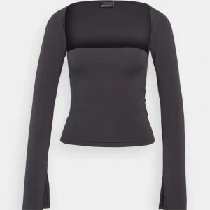 Tröja från Gina - Säljer denna bästsäljare från Gina, sitter så fint men dags att den får en ny ägare🙏🏼 🎀Tröjan kommer strykas innan den postas🎀