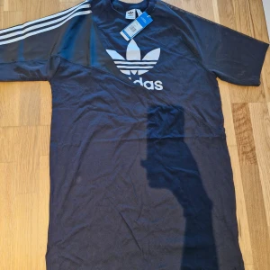 Adidas klänning - Helt ny adidas klänning oanvänd med prislapp i storlek S/36 passar även 38 ny pris 600kr och säljs nu för 300kr