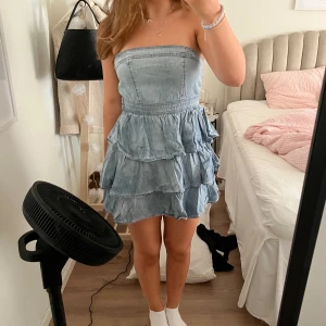 Jeans volang klänning - Super fin jeans klänning med volanger, inga synliga defekter, stl 38  🌸