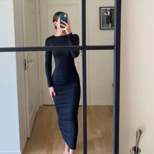 Maxiklänning  - Svart ribbad lång klänning i strl xs (men som kan passa s också pga stretchig!).  Kan postas mot fraktkostnad eller hämtas i Gbg:)