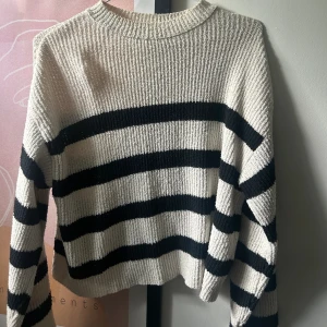 Randig stickad tröja  - Stickad tröja från Pull&bear. Använd fåtal gånger. 