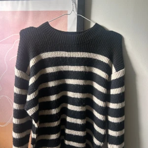 Randig stickad tröja  - Stickad tröja från H&M. Storlek S men passar även XS-M beroende på önska passform. Mjukt material i bra skick. 