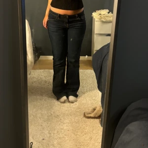 Low waist jeans - Skit snygga mörkblått low waist jeans från hm, vet ej storlek då lappen är borta men passar mig som brukar ha 38/M, skriv för fler bilder 💘