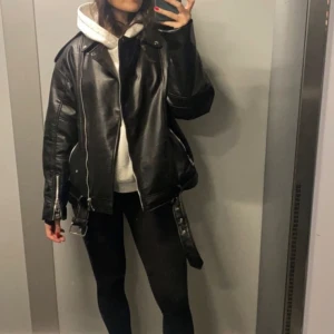 Skinnjacka - Oversize skinnjacka i läder/skinnimitation i strl M. Jag brukar ha S men vill ha den lite oversize! Fler bilder kan skickas. Helt ny med lappar på! Säljs då jag köpt en annan och ej längre kan returnera den! Kan postas mot fraktkostnad.