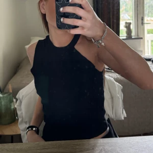 Nakd topp - En jätte snygg och unik topp ifrån nakd. Det är storlek m men skulle säga att det är som en s! Den är lite nopprig men annars inga defekter. Skriv för frågor eller pris💞