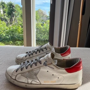Golden goose - Tja! Säljer dessa sjukt snygga Golden goose skor som är perfekta inför sommaren! | Storlek: italiensk 40 = Eu 41 | Skick: 8.5/10, fint skick | Nypris = 5500kr, mitt pris, 2499kr