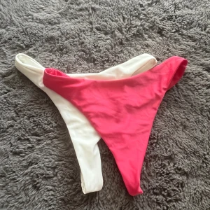 Bikini trosa - Två jätte fina bikinitrosor i färgen vit och rosa i storlek xs, de kommer från Nelly. Aldrig använda, säljer då jag trodde jag skulle använda dem. Men blev aldrig så.
