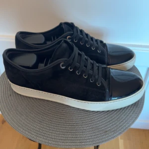 Lanvin - Sjukt fräscha Lanvin captoe skor✅Fint skick, finns små tecken på användning på toe cap men märks knappt✅ Storlek 10 vilket motsvarar ungefär 44-45✅Endast skor ingår