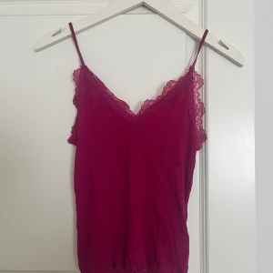 Söt topp  - En söt spets topp i en jätte gullig färg, använt max 3 gånger 