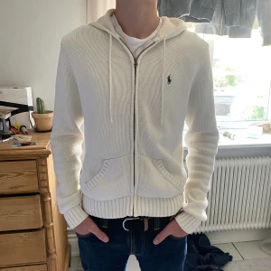 Ralph lauren hoodie  - En stickad Ralph lauren hoodie. Står L som storlek men passar xs. Grabben på bilden är ca 170 lång.  