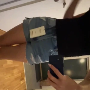 Jeans shorts - Snygga jeans shorts från pull&bear som knappt är använda❤️‍🔥 Priset går att diskutera vid snabb affär🤍