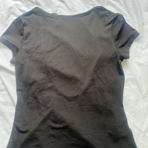 Svart tshirt - En superfin svart tröja från Weekday i nyskick! Tshirten är låg i ryggen och materialet är stretchigt☺️