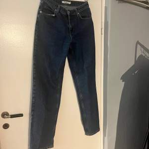 NA-KD jeans som inte är min stil längre. Straight fit