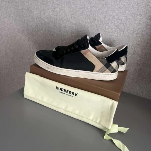 Burberry skor - Hej vi säljer nu ett par Burberry skor som är i använt skick män ändå inte några större skador. Box och duschat följer mer om man köper varan. Hör av er till oss om du är intresserad eller vill ha fler bilder!🤝⚜️