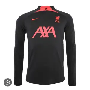 Säljer denna Liverpool tröja då jag köpte den från Nike’s egna hemsida och den var för liten. Helt oanvänd, bara testad 1 gång. Köpte den för 749kr men mitt pris är 600.