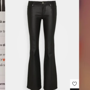 Läder byxor  - Säljer mina låg midjade läder byxor från ONLY❤️‍🔥 oanvända och i super skick!! Är också slutsålda 