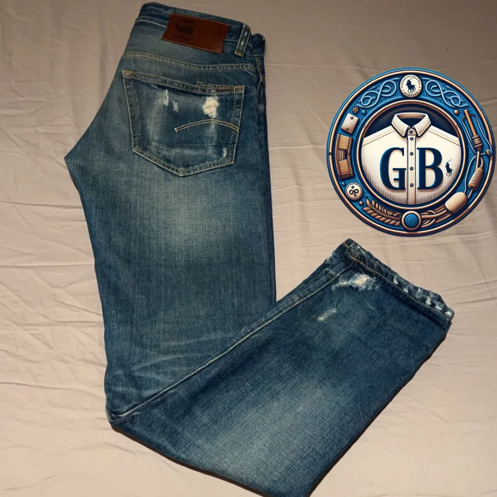 Riktigt feta G-star raw jeans med slitningar (design)🤩 Nypris: 1899 Vårt pris: 299🔥 Lite missfärgad vid höger ficka men annars nyskick🤫 skick 7.5/10👍 Hör av er vid frågor🤙🍾. Jeans & Byxor.