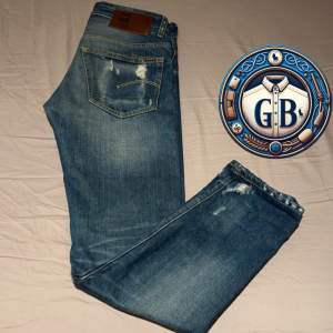 Riktigt feta G-star raw jeans med slitningar (design)🤩 Nypris: 1899 Vårt pris: 299🔥 Lite missfärgad vid höger ficka men annars nyskick🤫 skick 7.5/10👍 Hör av er vid frågor🤙🍾