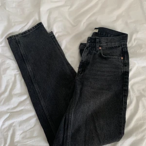 Jeans - Ett par gråa low straight jeans från Gina Tricot. Säljer då de har blivit försmå. Nypris 500. Skriv om ni har några frågor. 