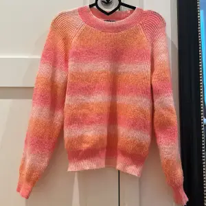 Säljer denna färgglada tröjan för den inte kommer till användning🧡🩷💛