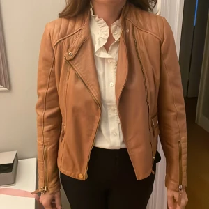 Skinnjacka  - Säljer denna skinn jacka i bra skick från massimodutti, nypris 3500kr går ej att köpa längre 
