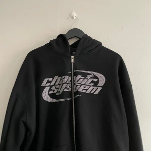 Rhinestone zip hoodie - Köpt på newyorker i somras, använd men inga skador, vill bli av med