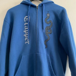 MadeByTrappers tröja - En väldigt fin MadeByTrappers tröja som köptes för ca 1 år sedan, håller kvaliten, köpt för 800 men säljer billigt eftersom att det var ett tag sedan jag köpte