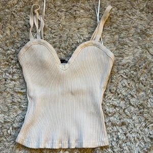 Topp - Vitt/ Lite beige topp från Zara, storlek S men ser ut att vara XS.