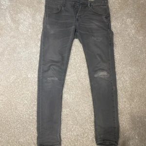 Dondup george - Säljer nu mina feeta dondups som är köpta för ungefär ett år sedan. Skicket är 9/10. Inga defekter osv. De är populära modellen george. Hör av er vi intresse!