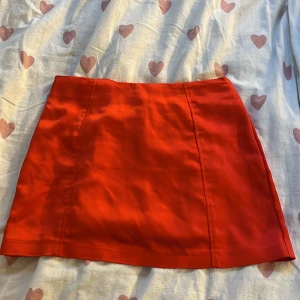 Röd minikjol - Använd 1 gång sen blev den för liten Gjord av återvunnet polyester 