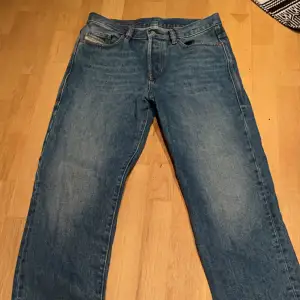 Säljer nu mina jeans, köptes förra året och använt max 1 gång på grund av att den va för stor i längden.  Köptes för 1100kr och säljer nu den för 400. Storleken är W29 L32
