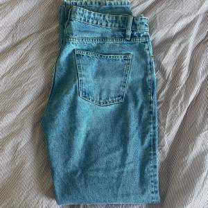Jeans från zara med knappar som stängning istället för dragkedja vilket jag själv tycker ger den snyggaste passformen av Zaras jeans, använda 2-3 gånger.