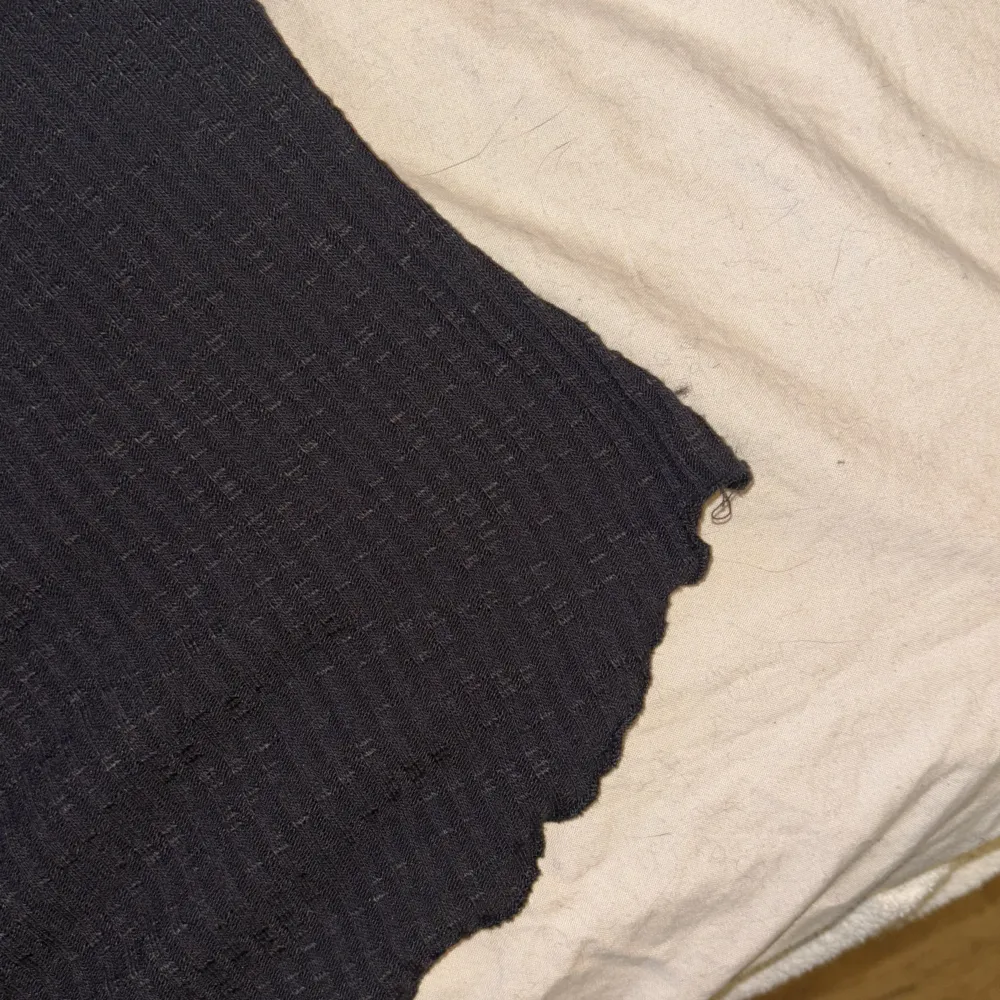 Svart ribbad tröja från SHEIN säljer för den inte kommit till användning . Tröjor & Koftor.