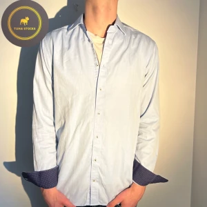 John Henric Skjorta  - | John Henric Skjorta | Skick 8/10 | Strl M | Pris 149 | Modellen på bilden är ca 185 | Hör av dig vid minsta fundering! 