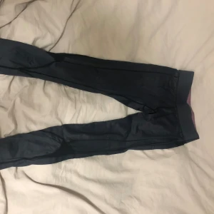 Träningsbyxor  - Ett par fina träningsbyxor i väldigt fint skick!🩷
