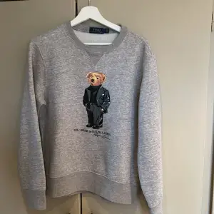 Säljer nu min Ralph lauren tröja i storlek S. Tröjan är i nyskick då den aldrig kommit till användning.