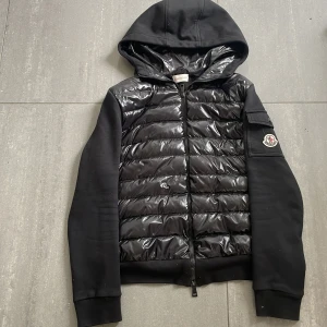 Riktigt snygg moncler cardigan. Riktigt bra skick knappt använd. Ny pris 6000 - Köpt från Frankrike i moncler butik.