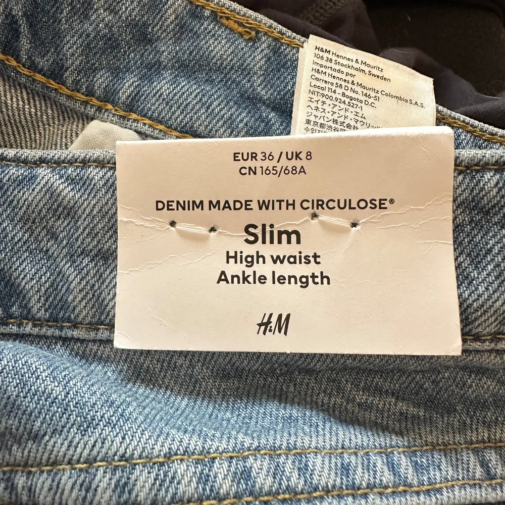 Mom jeans med hög midja från H&M. Aldrig använda med lappar kvar. Nypris 399 kr. . Jeans & Byxor.