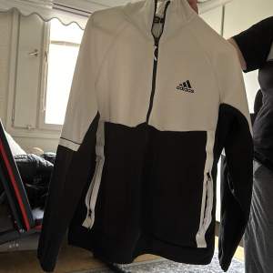 Adidas tracksuit i storlek L passar Xl (använd)