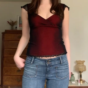 Vintage meshtopp - Blus/topp med rött tyg under och svart mesh över, från märket Bay! 🤍
