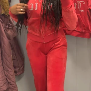 Juicy couture - De e köpte tog bara denna bilden för de va den som jag kunde visa hur de såg ut. användt ca 2 ggr sen gillade inte färgen så mycket så beställde nya & storleken är s på både byxor o tröja. Jag säljer 1 för 900 o båda för 1800 för köpte för 2000 något