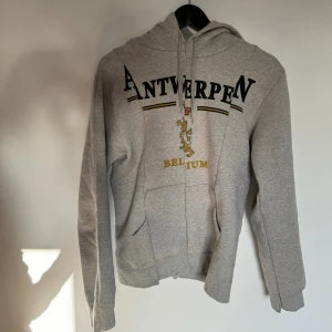 Vetements antwerpen deconstructed hoodie - Size xs och har en slim passform. Skriv ang frågor