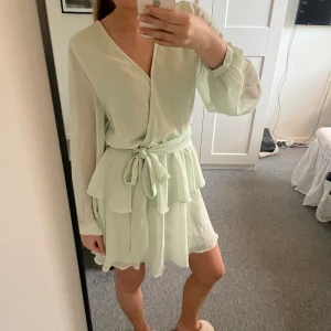 Klänning Gina Tricot - Säljer denna fina klänningen från Gina Tricot då jag inte får användning för den längre. Använd 2 gånger så den är i ett fint skick. Den går att ha på olika sätt (bild 3) storlek 32😍